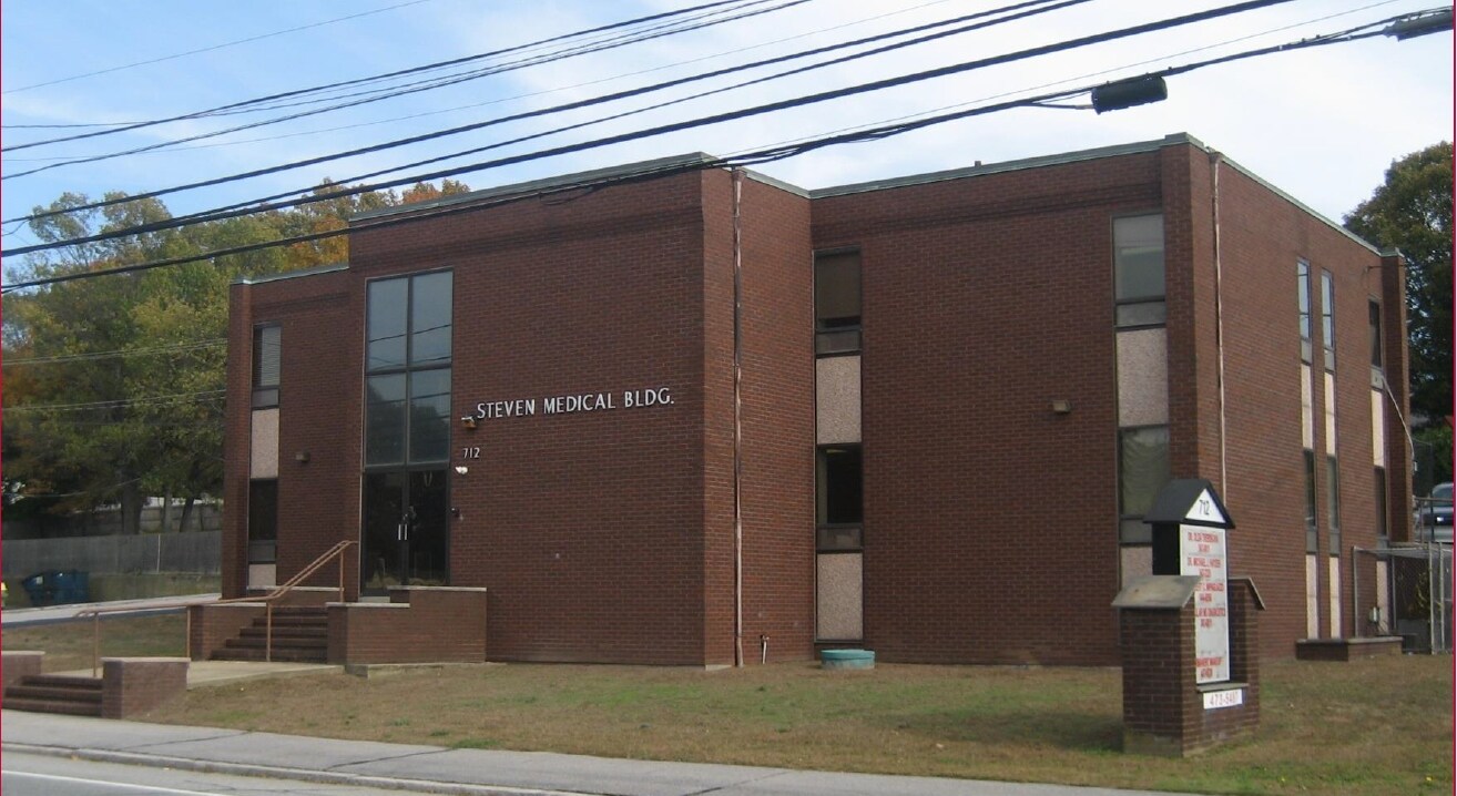 712 Oaklawn Ave, Cranston, RI for sale Primary Photo- Image 1 of 1