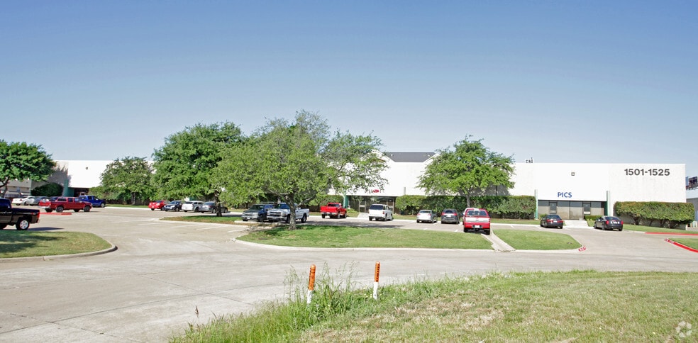 1501-1525 Greenview Dr, Grand Prairie, TX for lease - Building Photo - Image 3 of 13