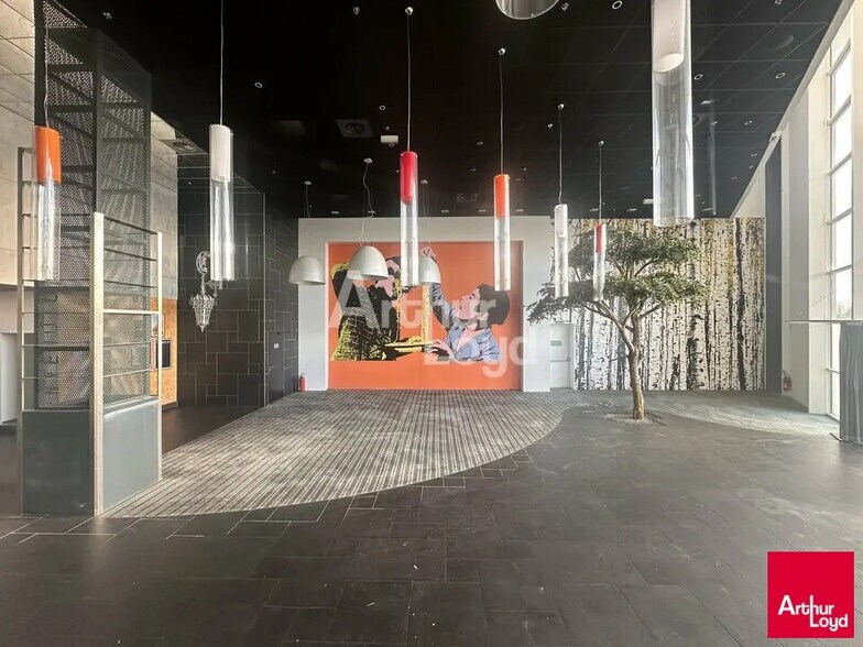 Retail in Saint-Grégoire for lease - Lobby - Image 2 of 3