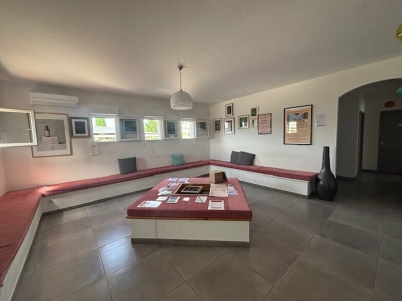 Office in Saint Remy De Provence for lease - Interior Photo - Image 3 of 3