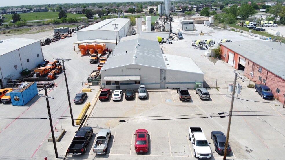 1033 Jarvis Rd, Saginaw, TX for lease - Building Photo - Image 1 of 10