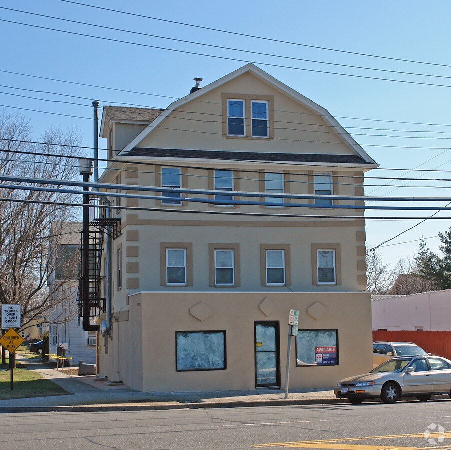 2144 Jericho Tpke, Garden City Park, NY 11040