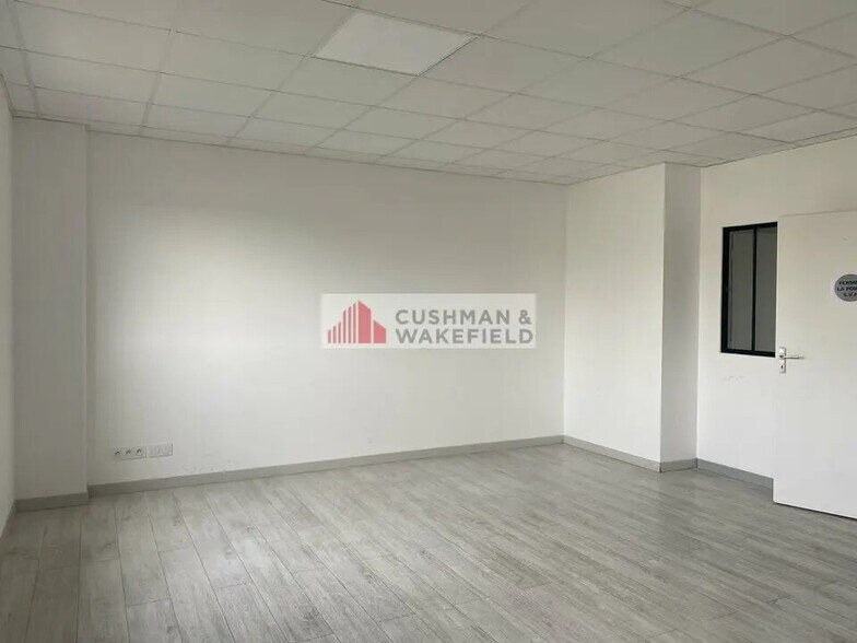 Flex in Nîmes for lease - Interior Photo - Image 2 of 3