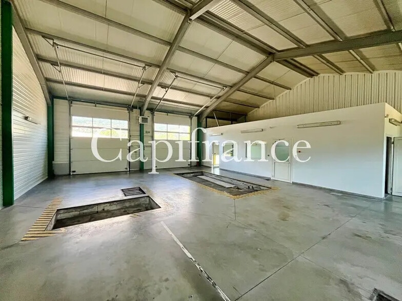 Retail in Embrun for lease - Interior Photo - Image 1 of 2