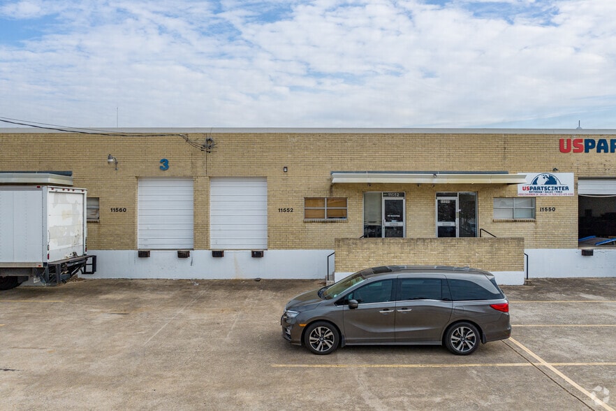 11550-11562 Chairman Dr, Dallas, TX for lease - Building Photo - Image 3 of 5