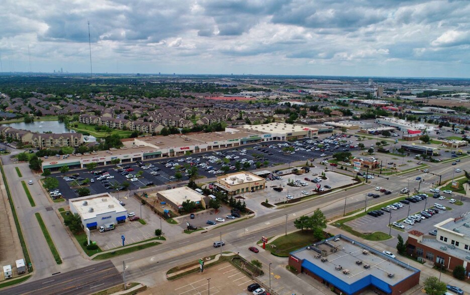 18-24 E 33rd St, Edmond, OK for lease - Building Photo - Image 3 of 7