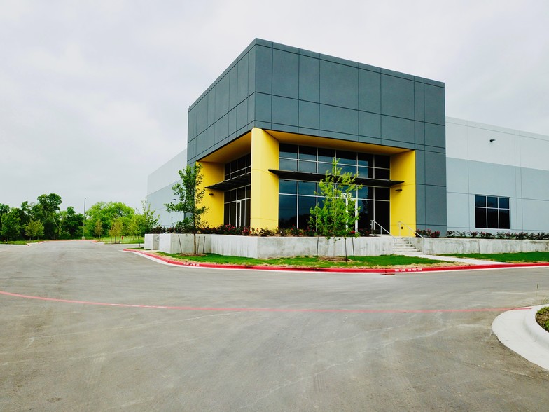 8136 Industry Way, Austin, TX for lease - Building Photo - Image 1 of 1