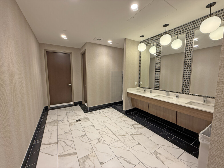 145 Maplewood Ave, Portsmouth, NH for lease - Building Photo - Image 2 of 8