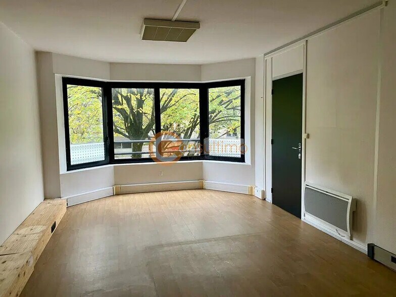 Office in Bordeaux for lease - Interior Photo - Image 2 of 5