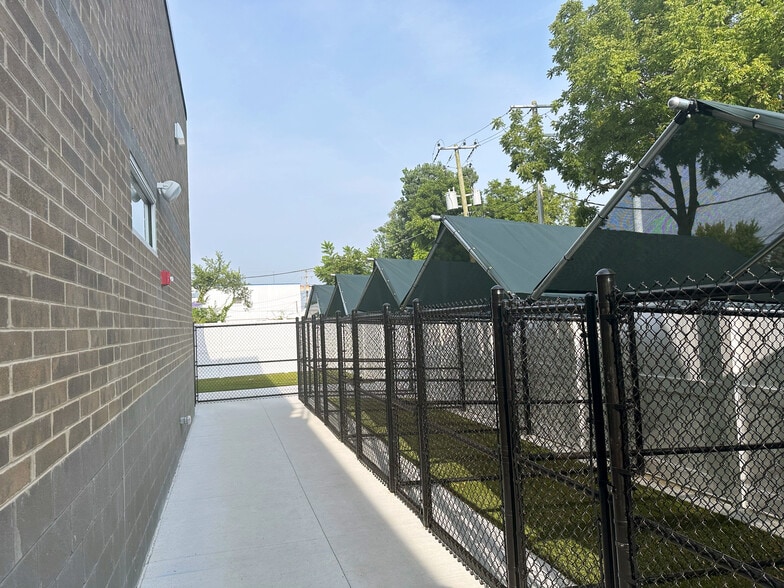 6335 15 Mile Rd, Sterling Heights, MI for sale - Building Photo - Image 3 of 6