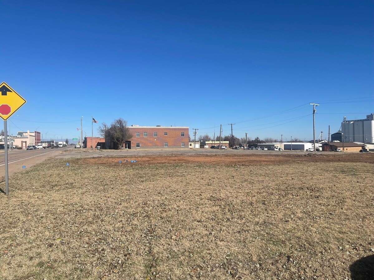 203 S Broadway, Hinton, OK 73047