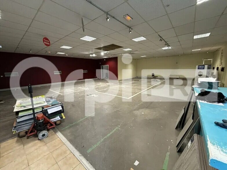Retail in Compiègne for lease - Building Photo - Image 3 of 6