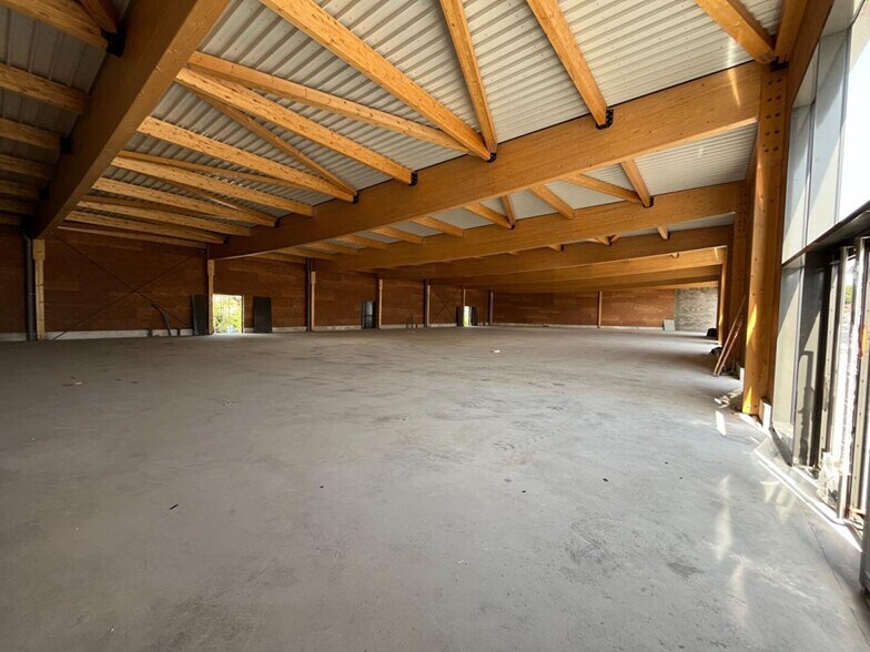 Retail in Botans for lease - Interior Photo - Image 2 of 2