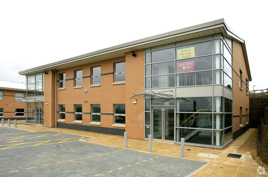 729-730 Capability Green, Luton for sale - Building Photo - Image 2 of 9