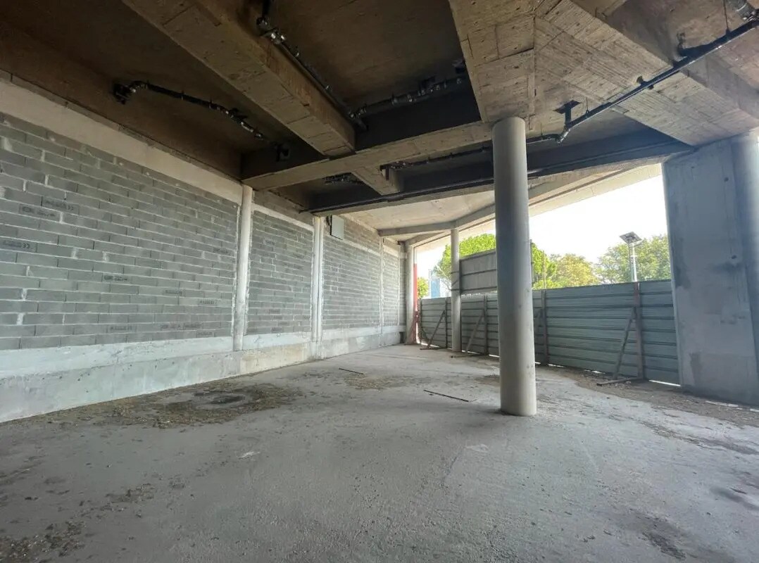 Retail in Marseille for lease Interior Photo- Image 1 of 5