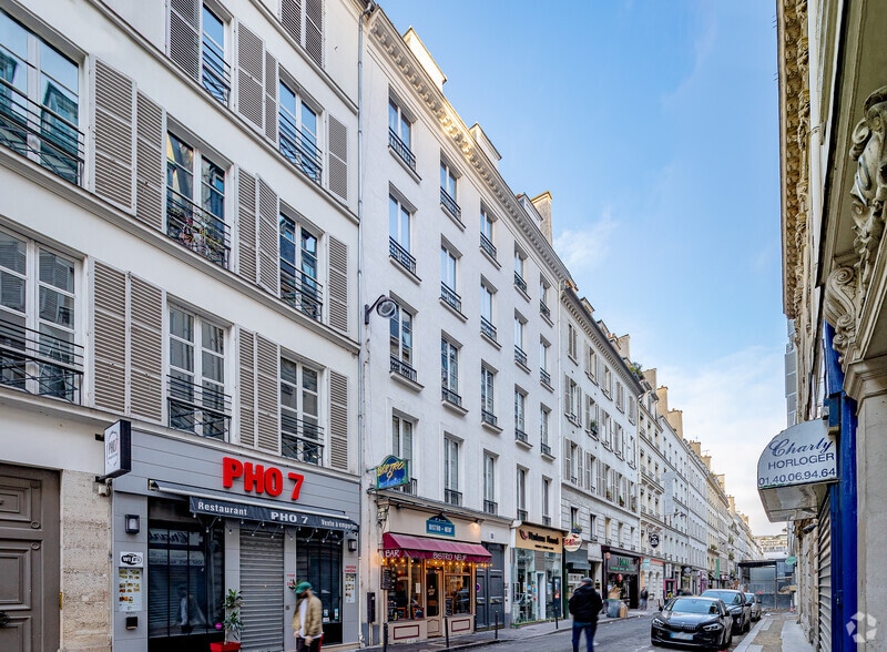 9 Rue Godot De Mauroy, Paris for lease - Building Photo - Image 2 of 3