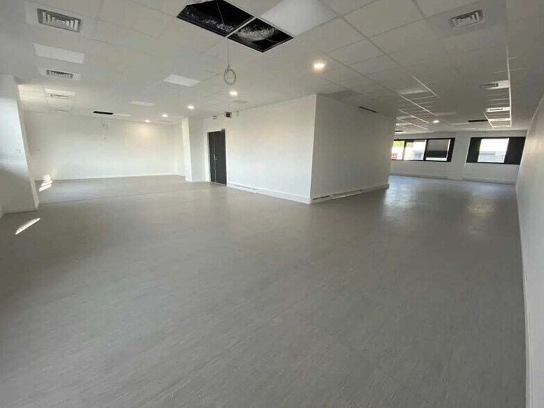 Office in Dardilly for lease - Interior Photo - Image 2 of 100