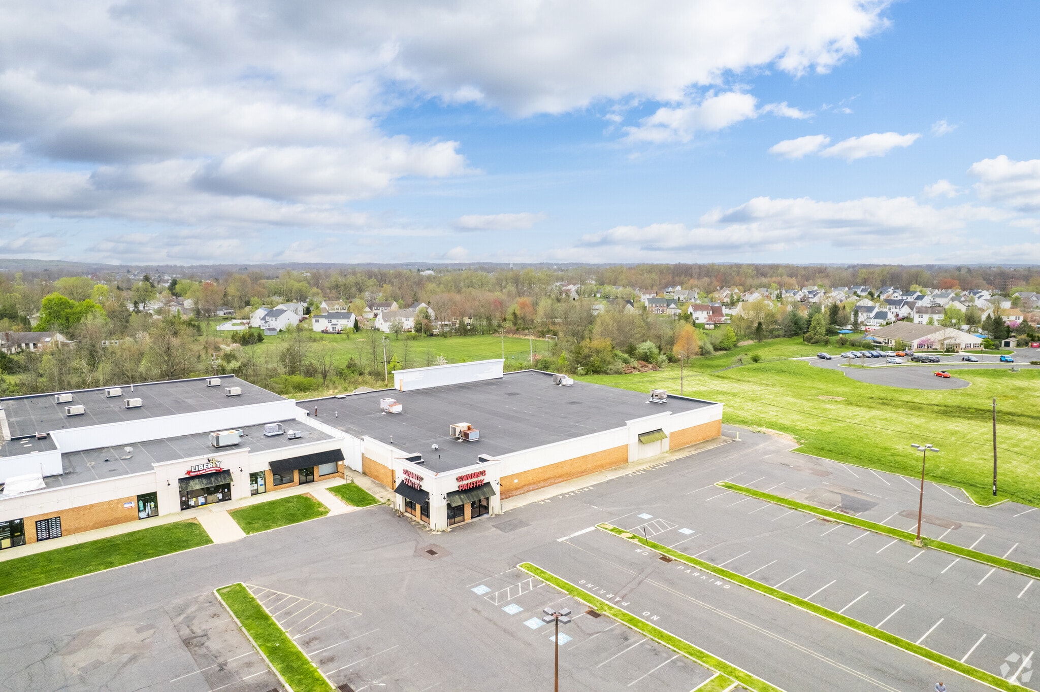 240 S West End Blvd, Quakertown, PA 18951 Country Square Shopping