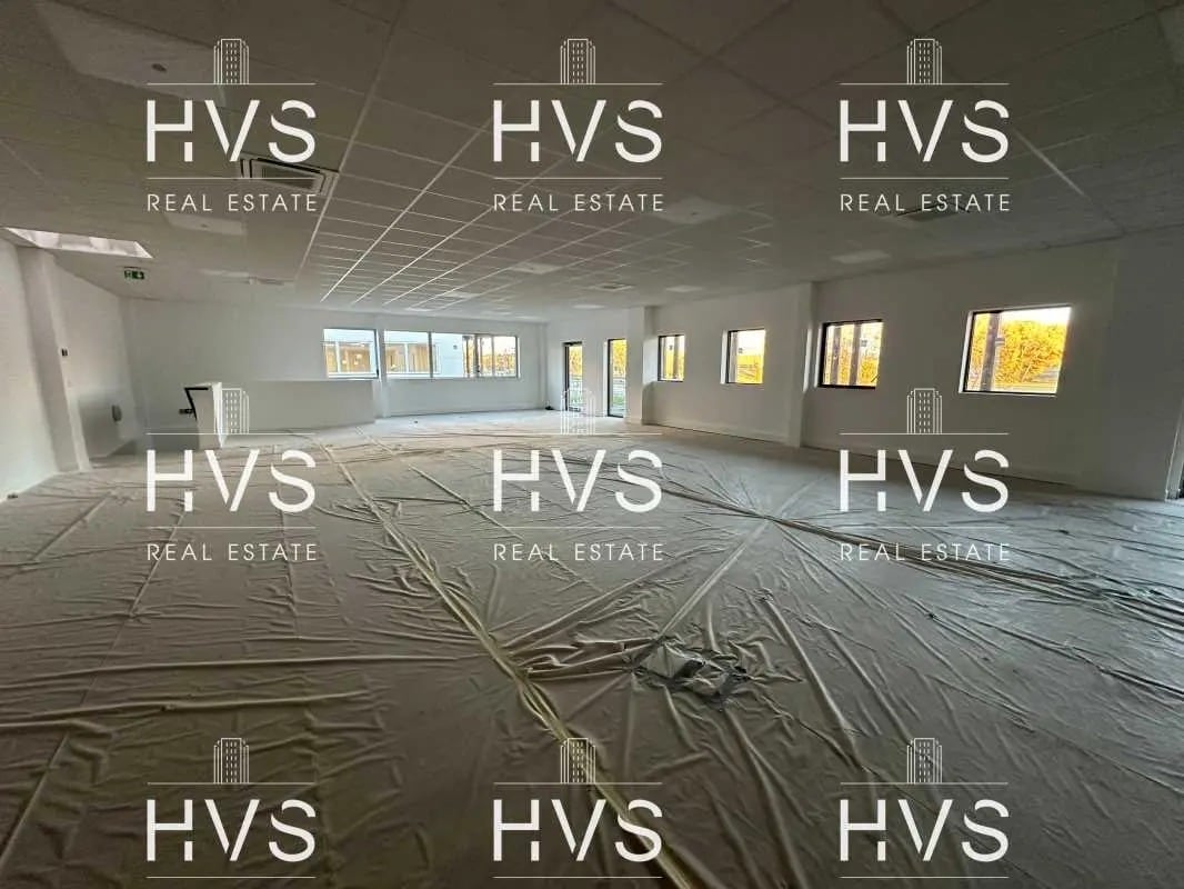 Flex in Venelles for lease Interior Photo- Image 1 of 4