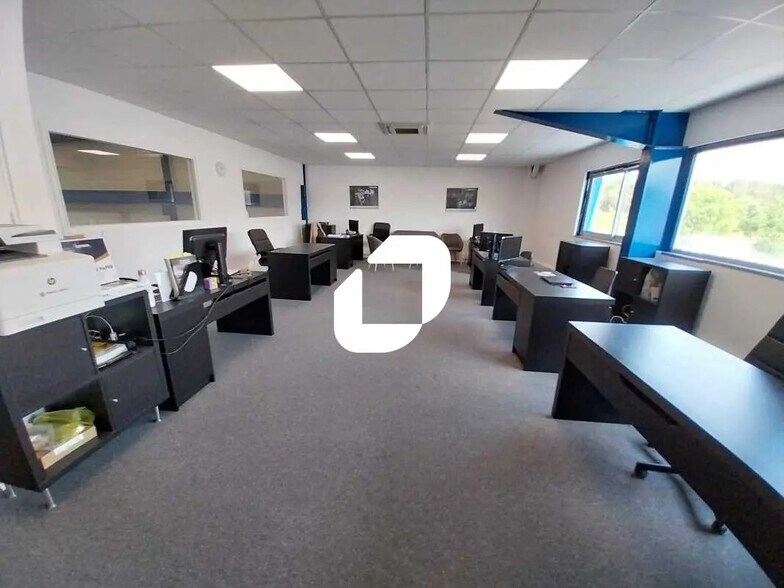 Retail in Saint-Jean-d'Illac for lease - Building Photo - Image 2 of 15