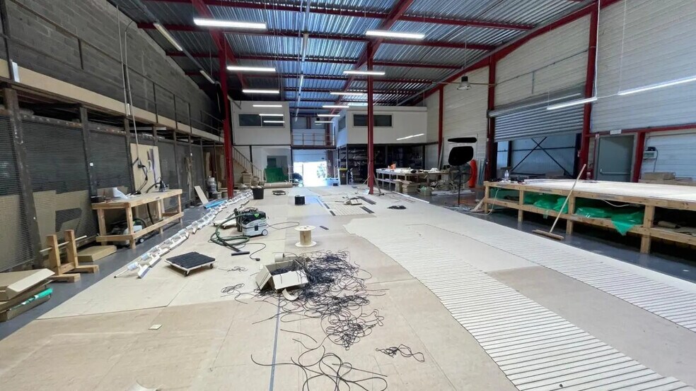 Industrial in Le Muy for lease - Interior Photo - Image 1 of 9
