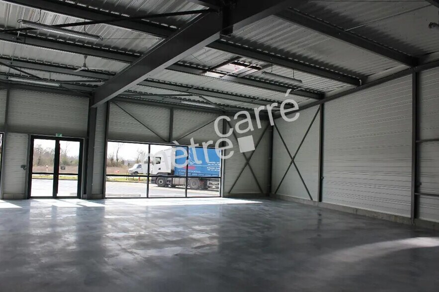 Flex in Carquefou for lease - Interior Photo - Image 3 of 4