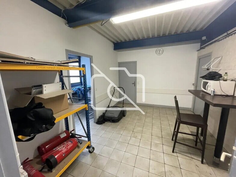 Flex in Chelles for lease - Interior Photo - Image 3 of 5