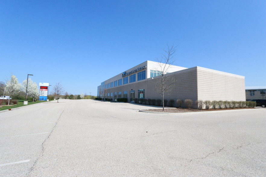 1025 Red Oak Ln, Lindenhurst, IL for lease - Building Photo - Image 3 of 10