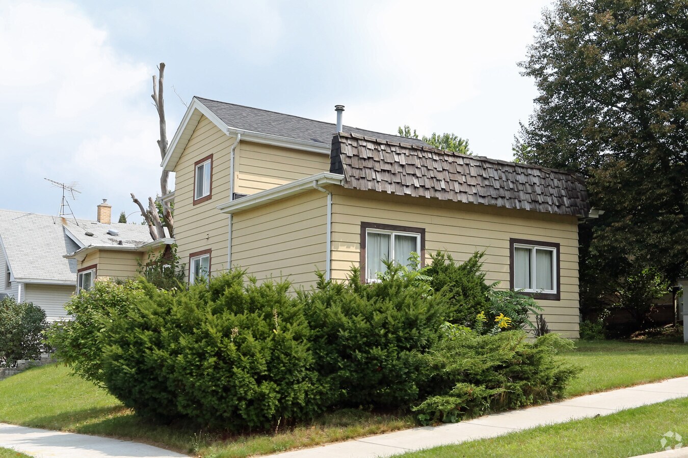 606 Summit Ave, Oconomowoc, WI 53066