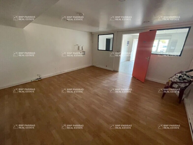 Flex in Saint-Jacques-de-la-Lande for lease - Building Photo - Image 2 of 4