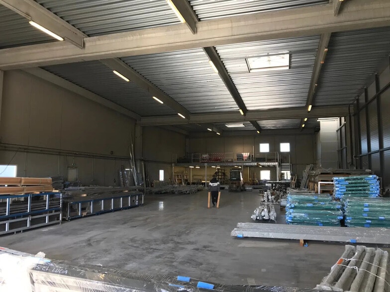 Industrial in Puget-sur-Argens for sale - Interior Photo - Image 2 of 3