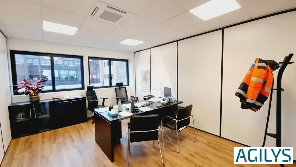 Office in Les Ulis for lease - Interior Photo - Image 1 of 7