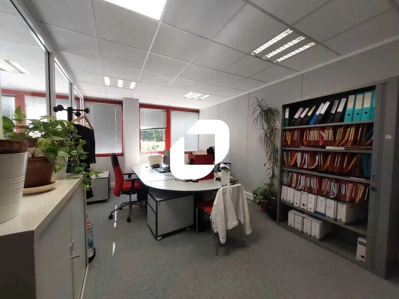 Flex in Trappes for lease - Building Photo - Image 3 of 20