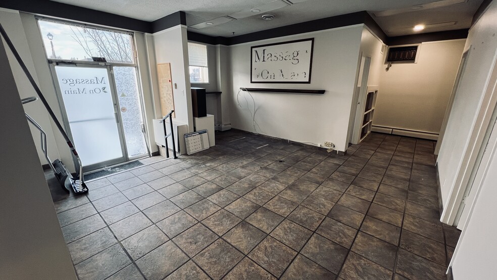 5011 50 St, Stony Plain, AB for sale - Interior Photo - Image 2 of 12