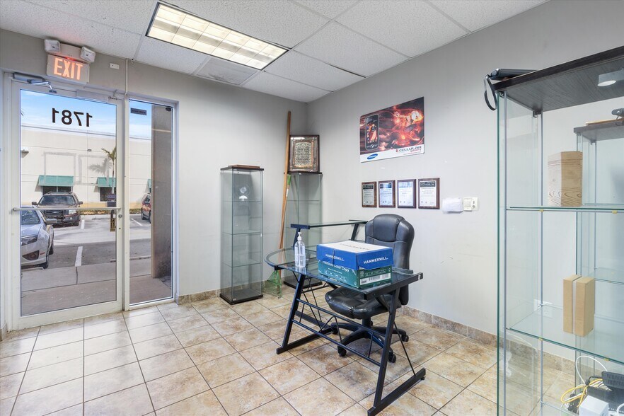 1747-1781 Banks Rd, Margate, FL for lease - Interior Photo - Image 3 of 22