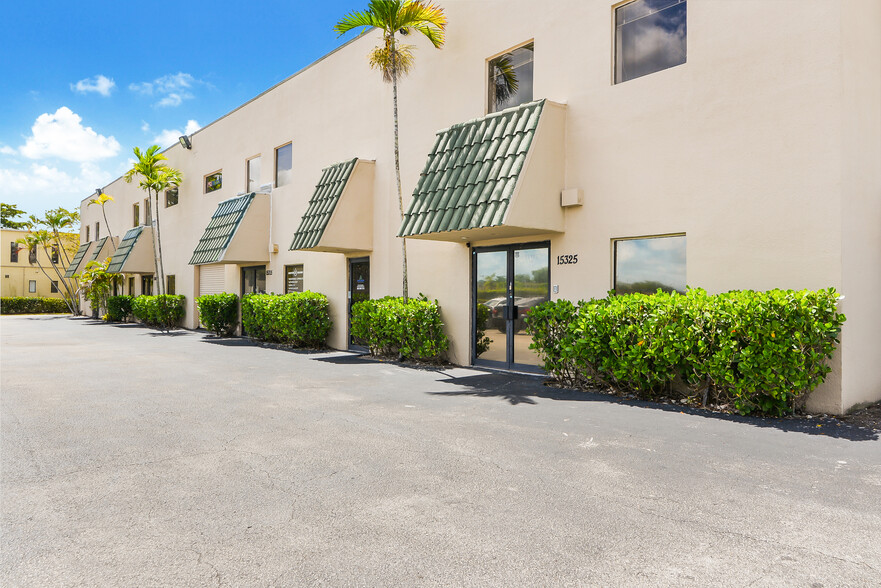 15291-15327 NW 60th Ave, Miami Lakes, FL for lease - Building Photo - Image 3 of 3