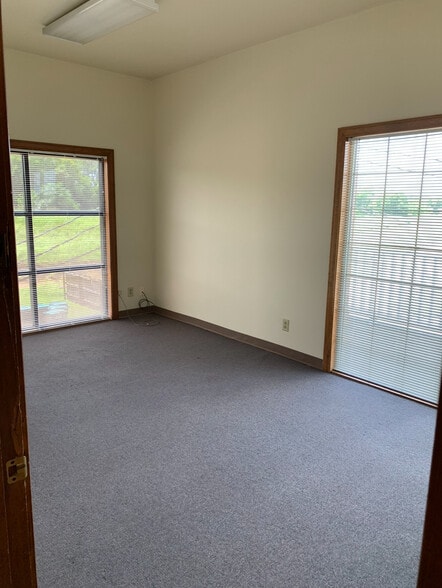 1310 I-10 S, Beaumont, TX for lease - Building Photo - Image 2 of 5