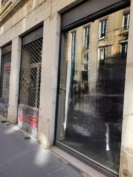 Retail in Lyon for sale - Building Photo - Image 2 of 5