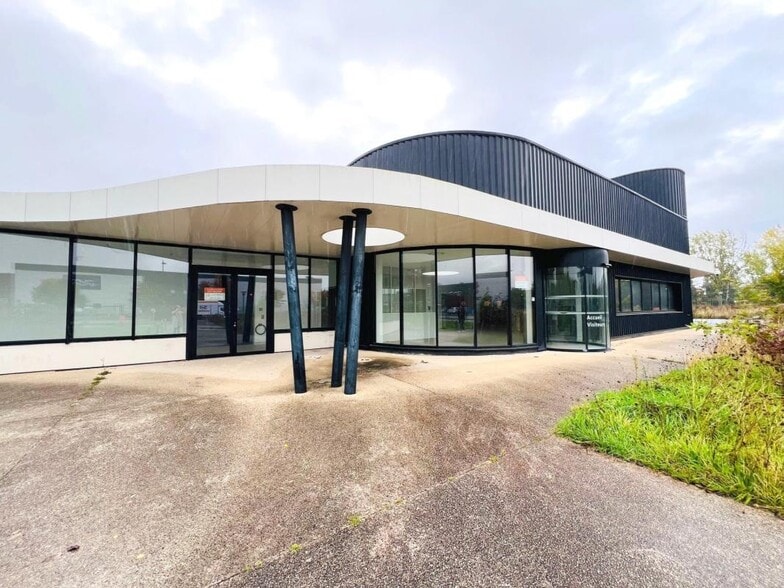 Industrial in Élancourt for lease - Building Photo - Image 1 of 15