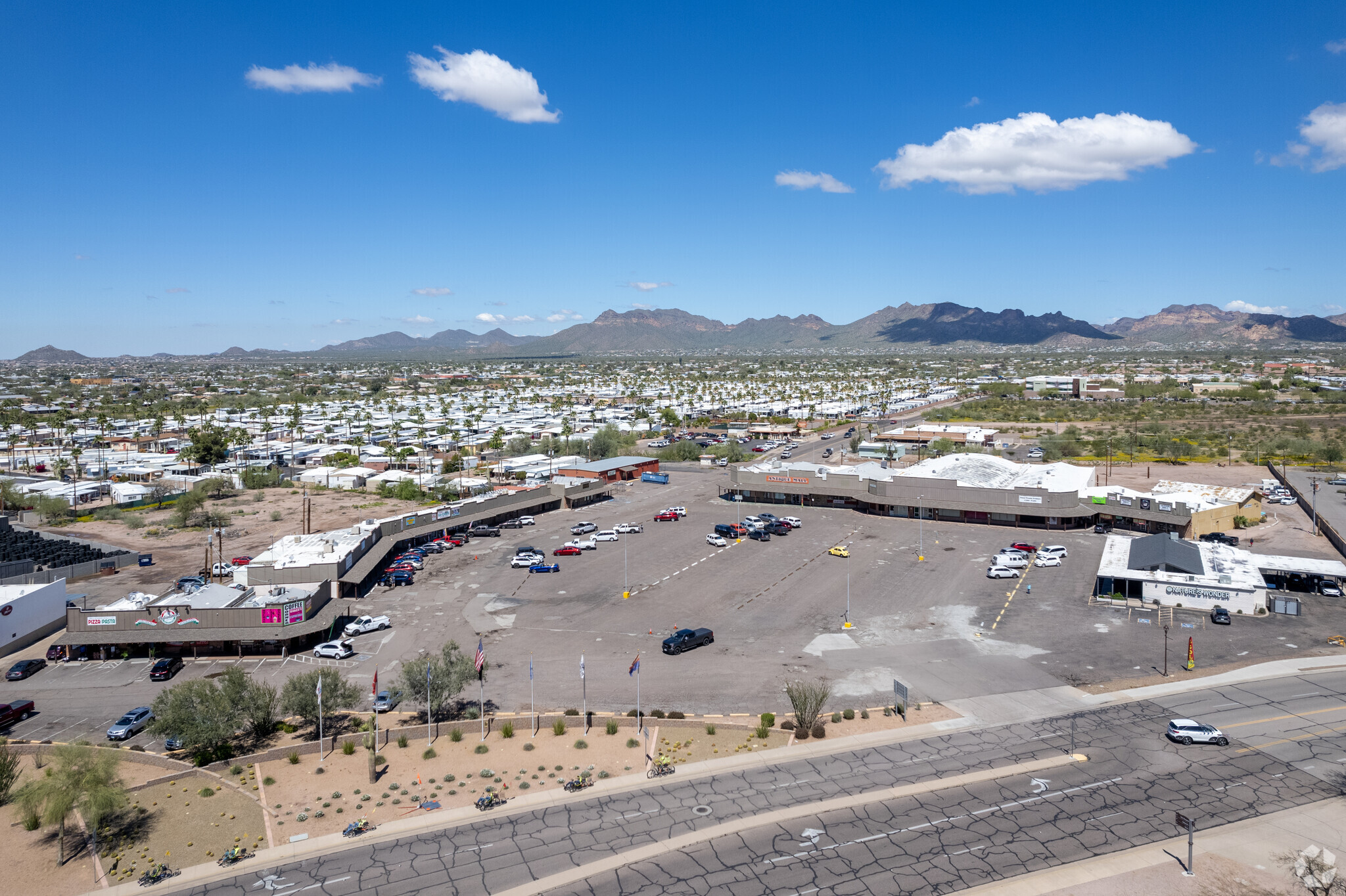 300-350 W Apache Trl, Apache Junction, AZ for lease Building Photo- Image 1 of 11