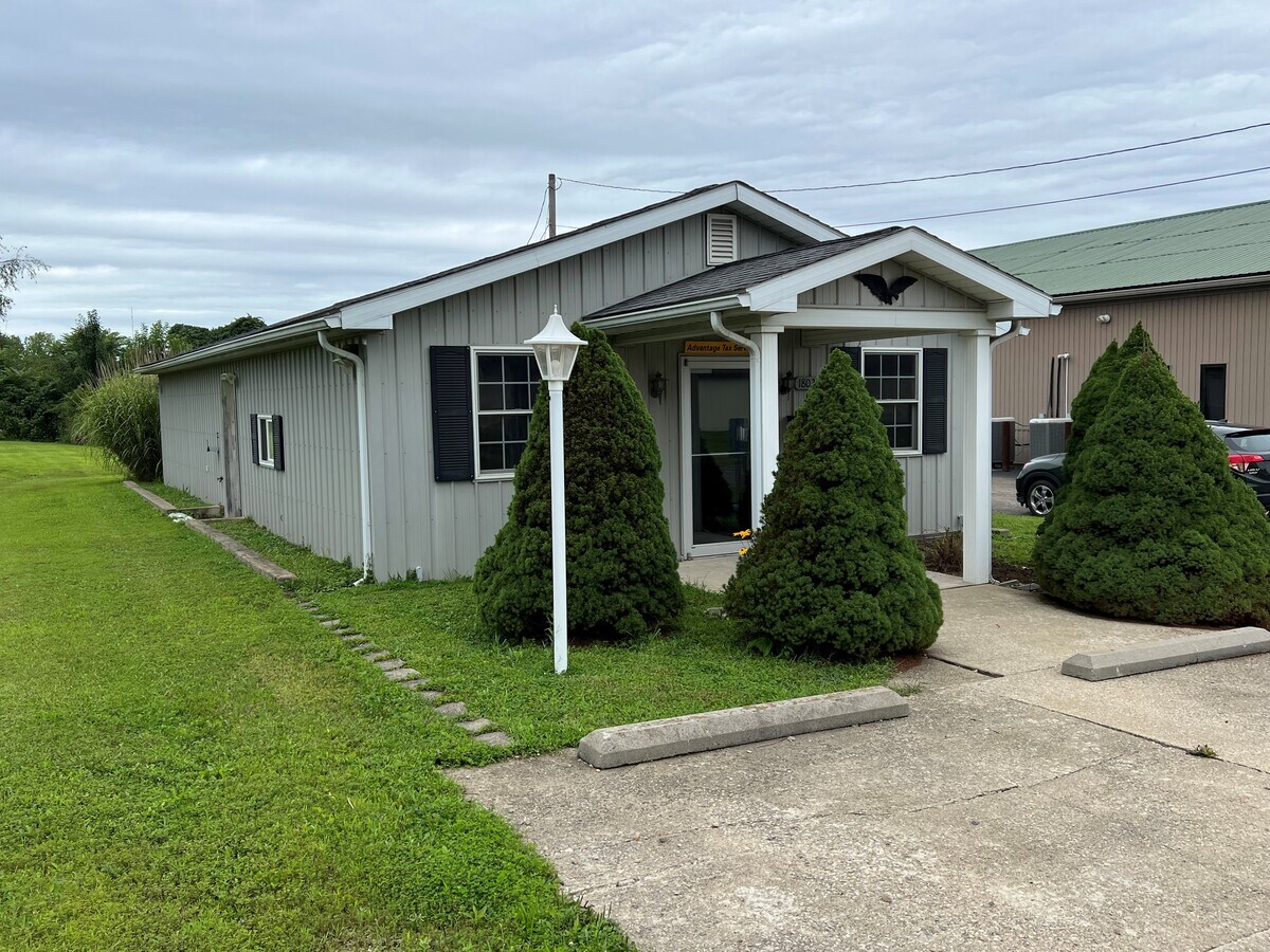 1802 Baumberger Dr, Uhrichsville, OH 44683