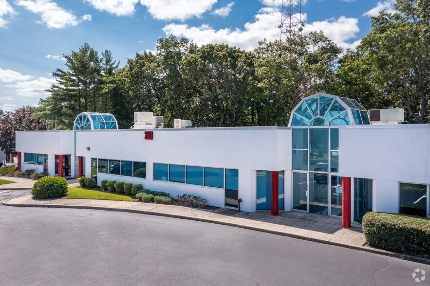 200 Corporate Plz, Islandia, NY for sale - Building Photo - Image 1 of 1