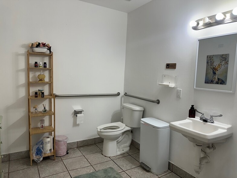 12343-12345 W Dixie Hwy, North Miami, FL for lease - Interior Photo - Image 3 of 31