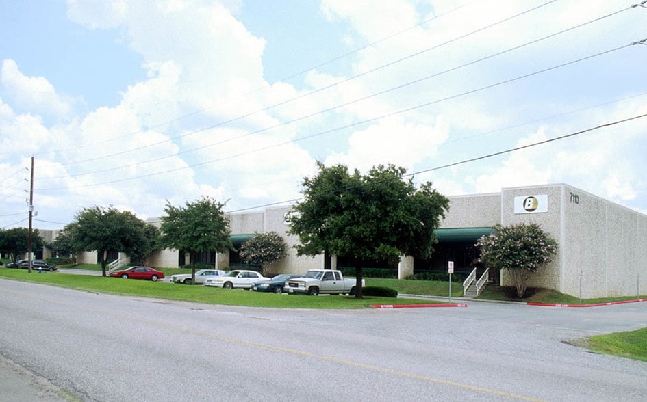 7110 Brittmoore Rd, Houston, TX for lease - Building Photo - Image 3 of 6