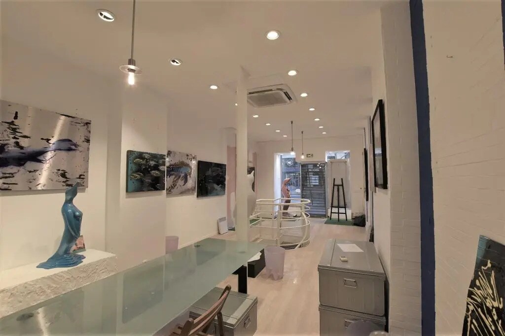 Retail in Paris for lease Building Photo- Image 1 of 8