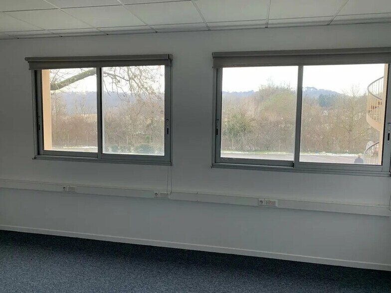 Office in Montagny for lease - Building Photo - Image 1 of 7