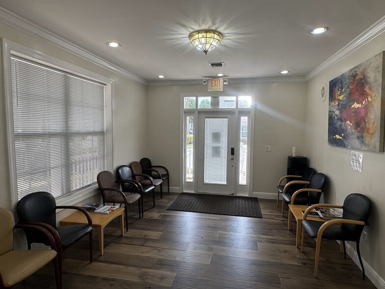 1044 Goodlette-Frank Rd N, Naples, FL for lease - Lobby - Image 3 of 34