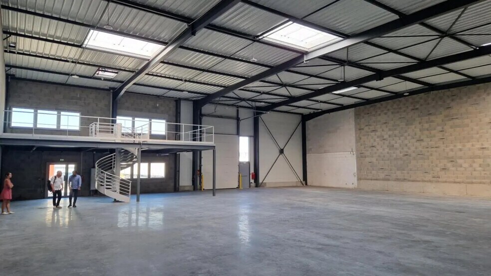 Flex in Saint-Priest for lease - Interior Photo - Image 3 of 18