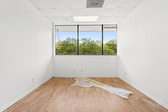 1504 S Frazier St, Conroe, TX for lease Building Photo- Image 2 of 13