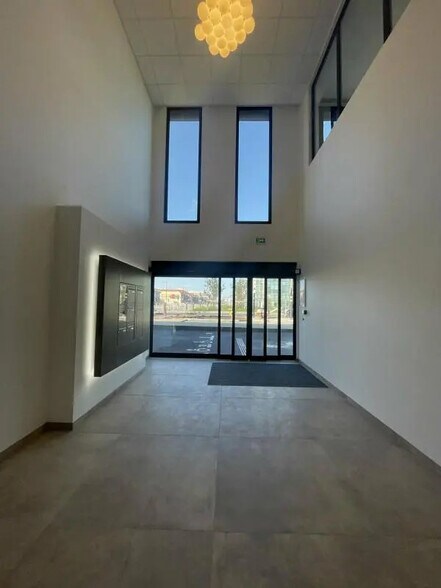 Office in Le Havre for lease - Building Photo - Image 2 of 2